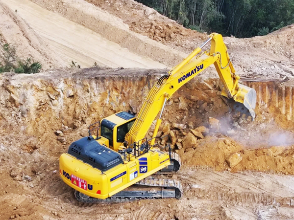KOMATSU Hybrid Excavators Power Green Mining in China