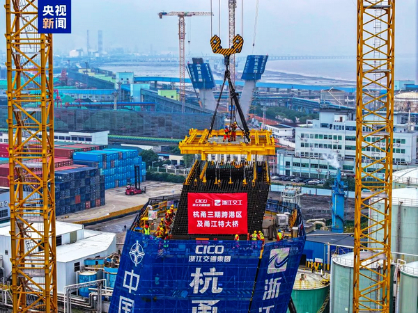 XCMG's Super-Large Tower Helps Build a World-Class Bridge Project!